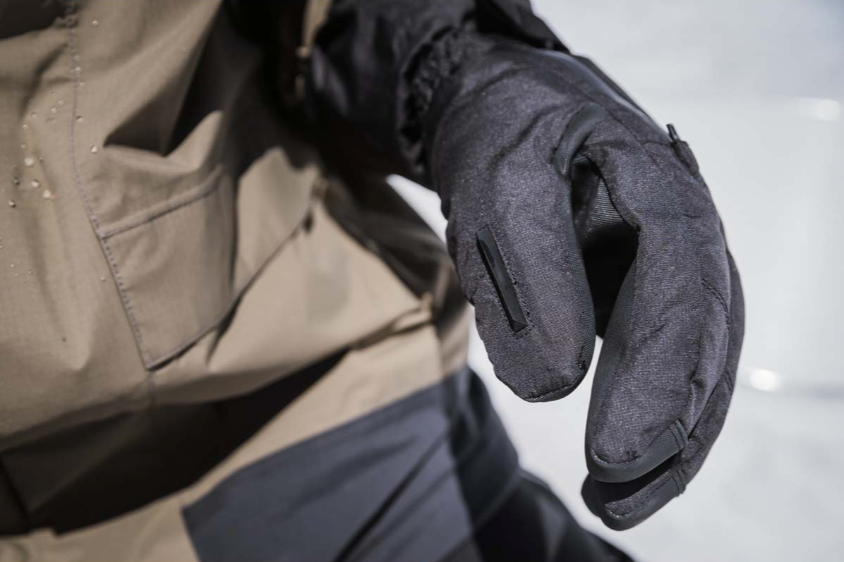 Titan Gore-Tex Glove Carbon